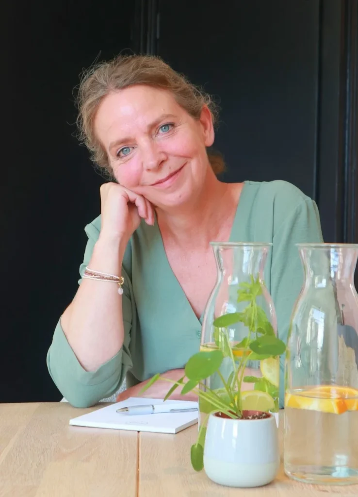Karin van Brugge van Luistervink aan tafel met notitieblok